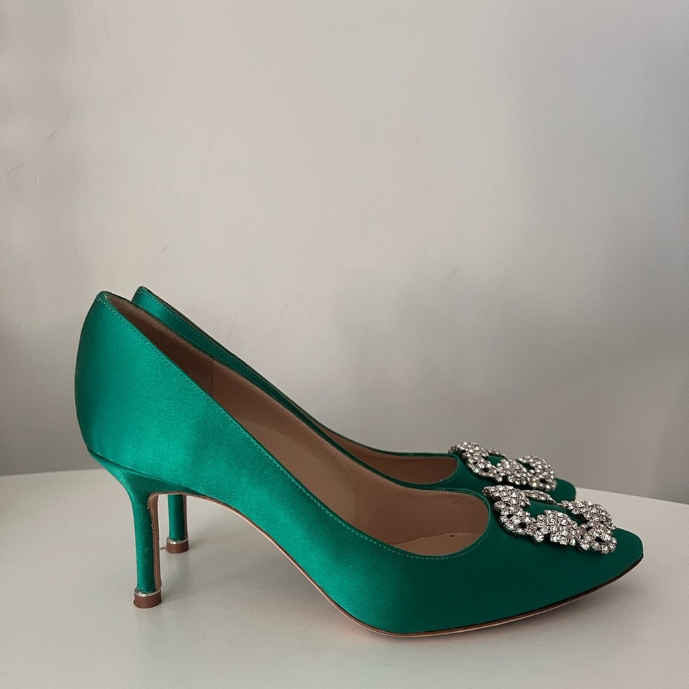 Manolo Blahnik - Hangisi 70 Satin Green Satin Jewel Buckle Pumps - Picture 2 of 6